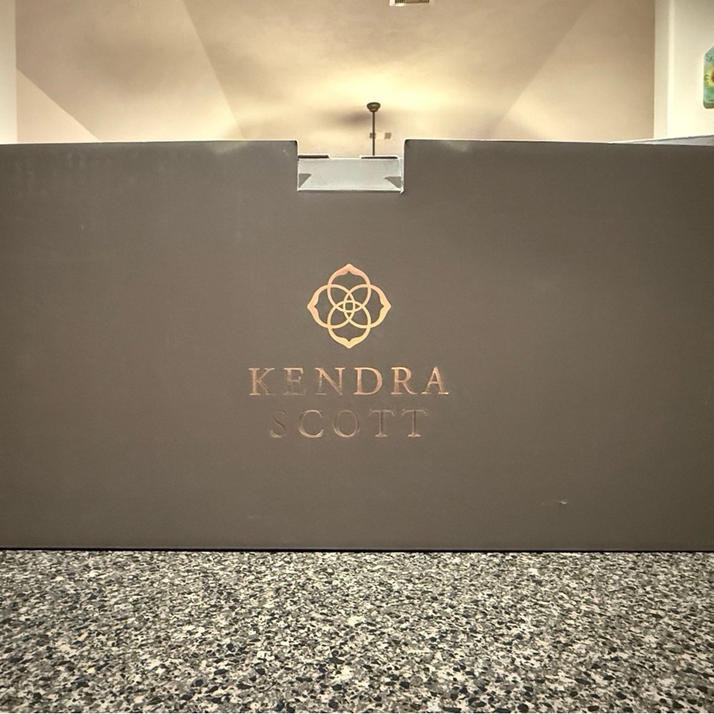 Kendra Scott
Large Antique Brass Jewelry Box In White Lacquer - Picture 9 of 12